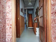 Casa con patio y bodegas en el centro de ares