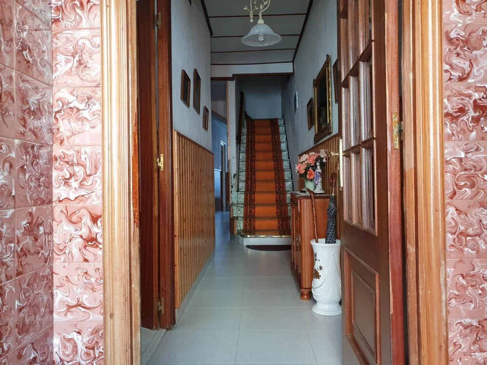 Casa con patio y bodegas en el centro de ares