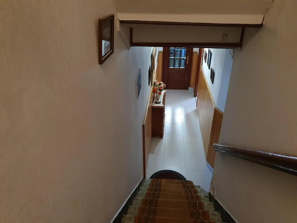 Casa con patio y bodegas en el centro de ares