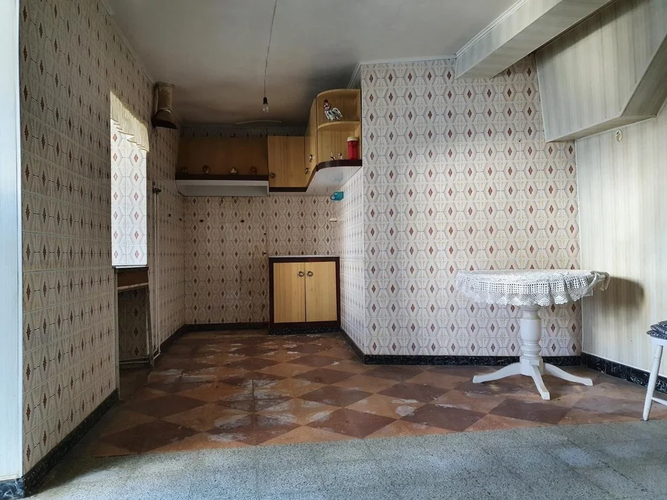 Casa con patio y bodegas en el centro de ares