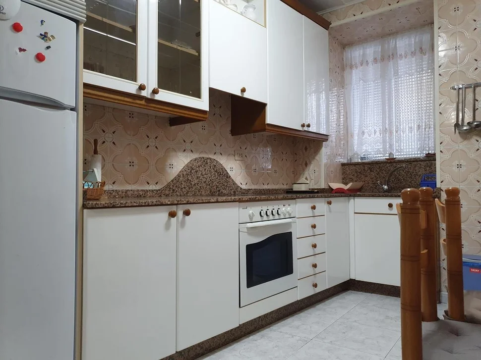 Casa con patio y bodegas en el centro de ares