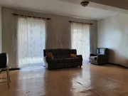 Casa con patio y bodegas en el centro de ares