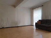 Casa con patio y bodegas en el centro de ares