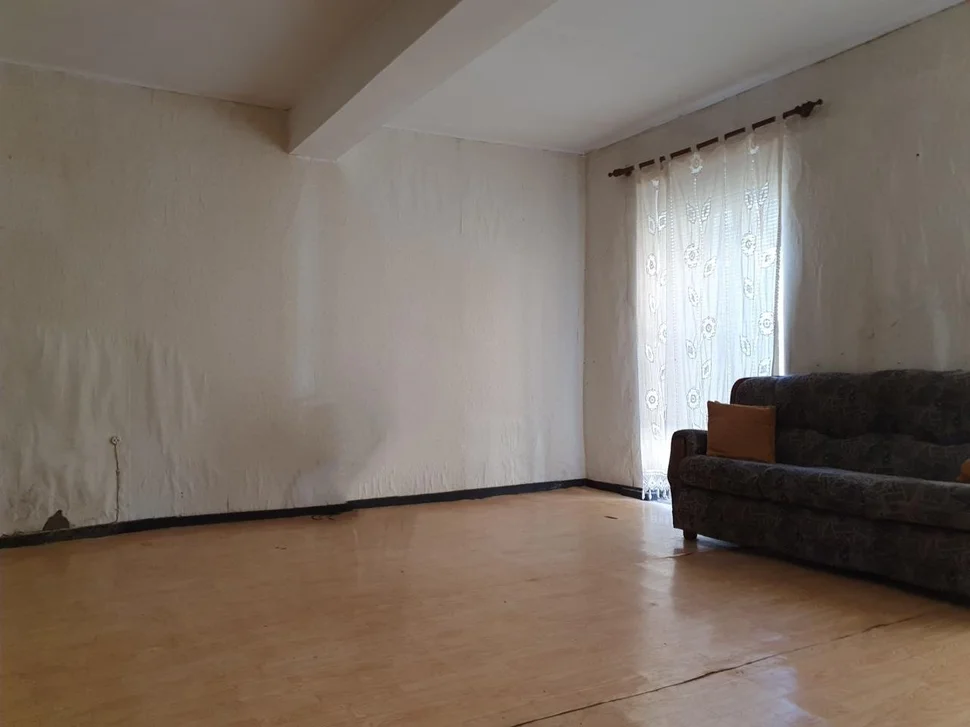 Casa con patio y bodegas en el centro de ares