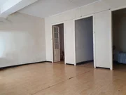 Casa con patio y bodegas en el centro de ares