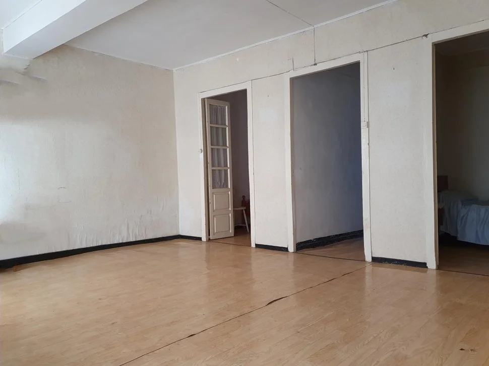 Casa con patio y bodegas en el centro de ares