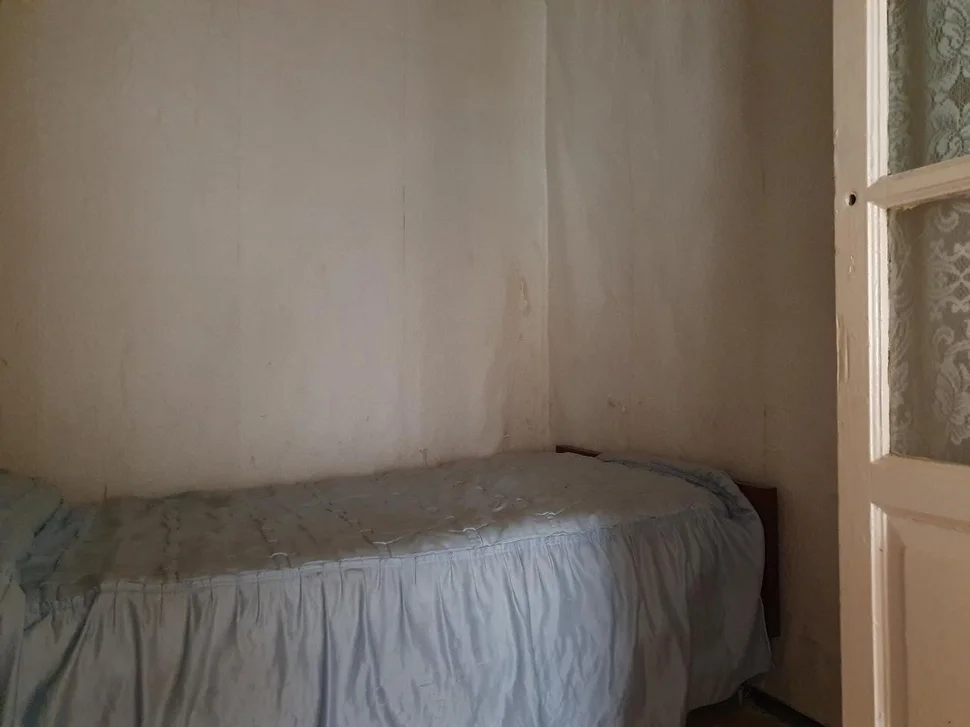 Casa con patio y bodegas en el centro de ares