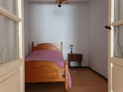 Casa con patio y bodegas en el centro de ares