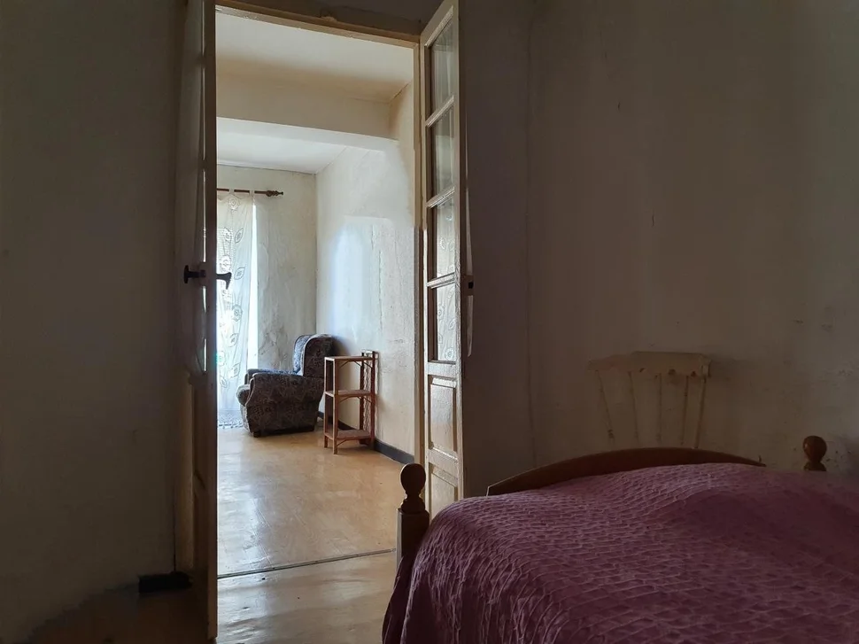 Casa con patio y bodegas en el centro de ares