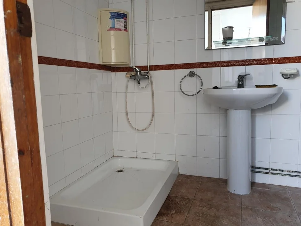 Casa con patio y bodegas en el centro de ares