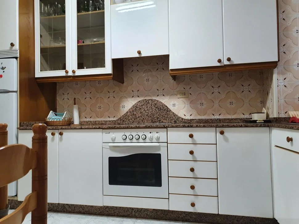 Casa con patio y bodegas en el centro de ares