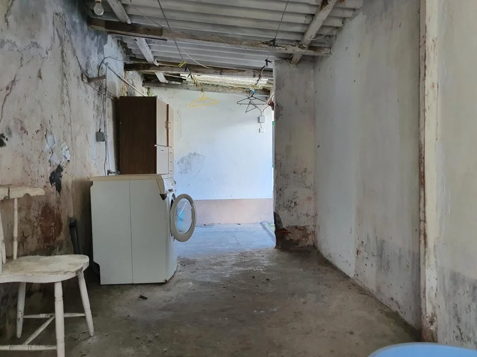 Casa con patio y bodegas en el centro de ares