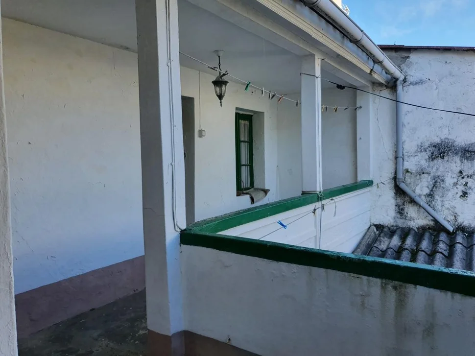 Casa con patio y bodegas en el centro de ares