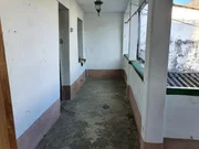 Casa con patio y bodegas en el centro de ares