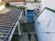 Casa con patio y bodegas en el centro de ares