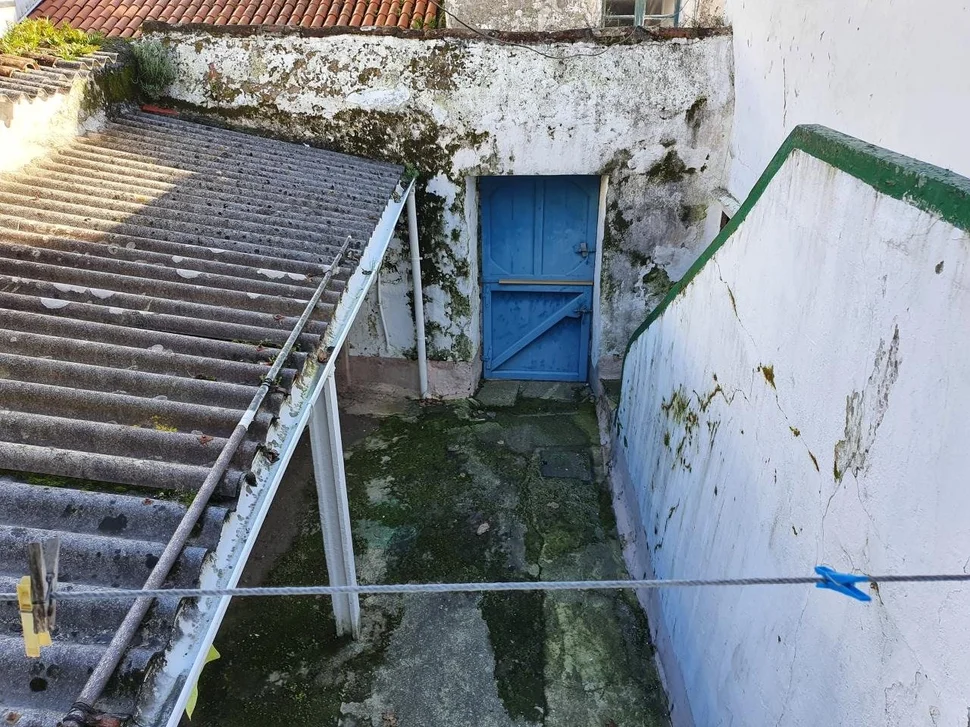 Casa con patio y bodegas en el centro de ares