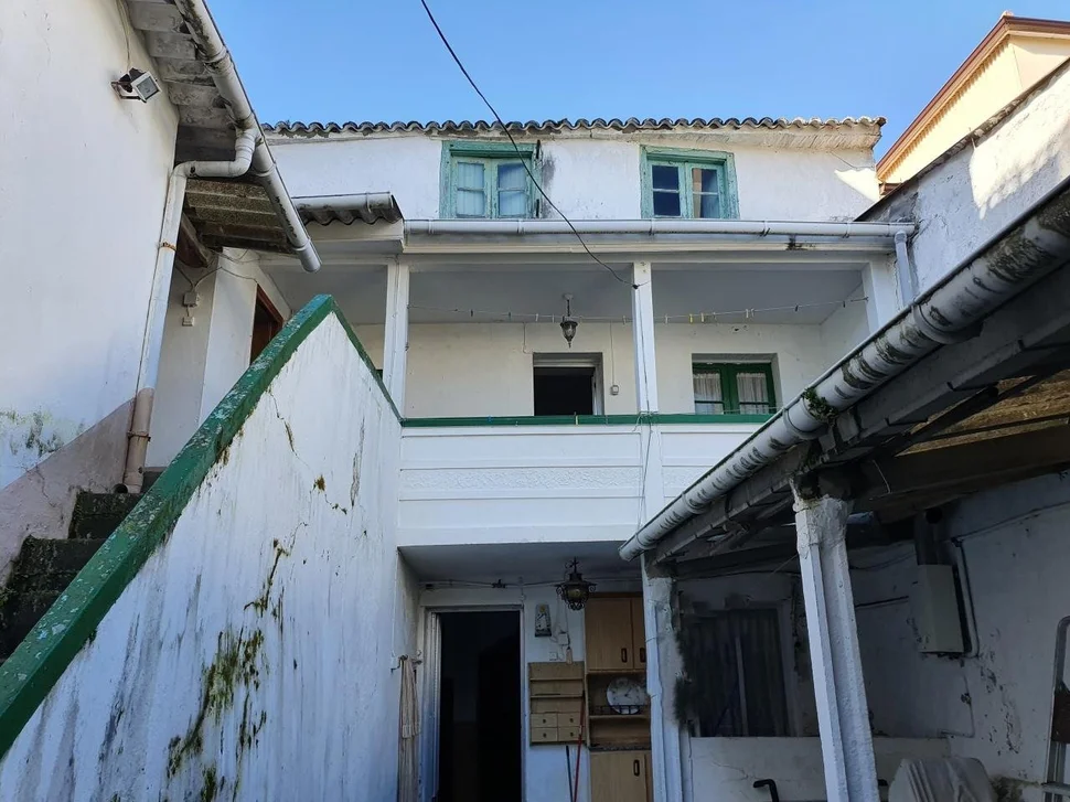 Casa con patio y bodegas en el centro de ares