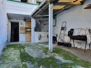 Casa con patio y bodegas en el centro de ares