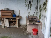 Casa con patio y bodegas en el centro de ares