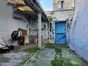 Casa con patio y bodegas en el centro de ares