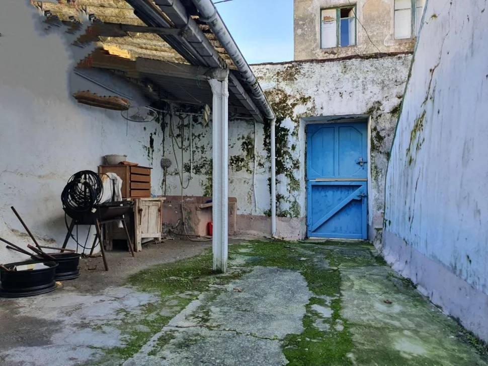 Casa con patio y bodegas en el centro de ares