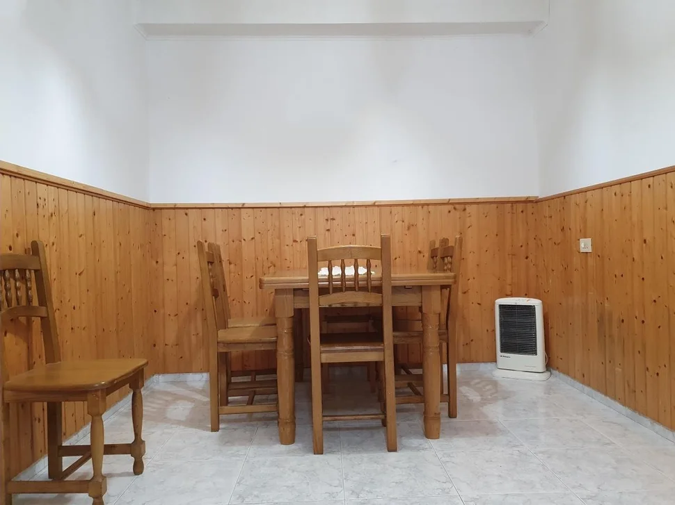 Casa con patio y bodegas en el centro de ares