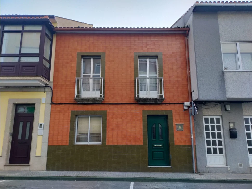 Casa con patio y bodegas en el centro de ares