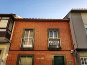 Casa con patio y bodegas en el centro de ares