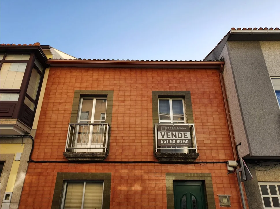 Casa con patio y bodegas en el centro de ares