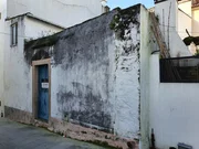 Casa con patio y bodegas en el centro de ares