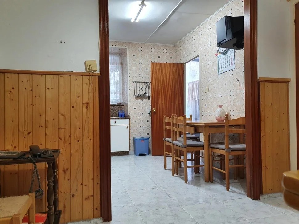 Casa con patio y bodegas en el centro de ares