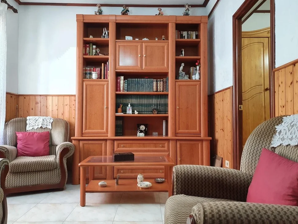 Casa con patio y bodegas en el centro de ares