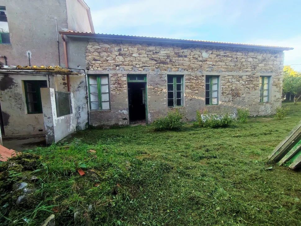 Casa de piedra para rehabilitar con finca , antiguo salón de baile en sillobre, fene