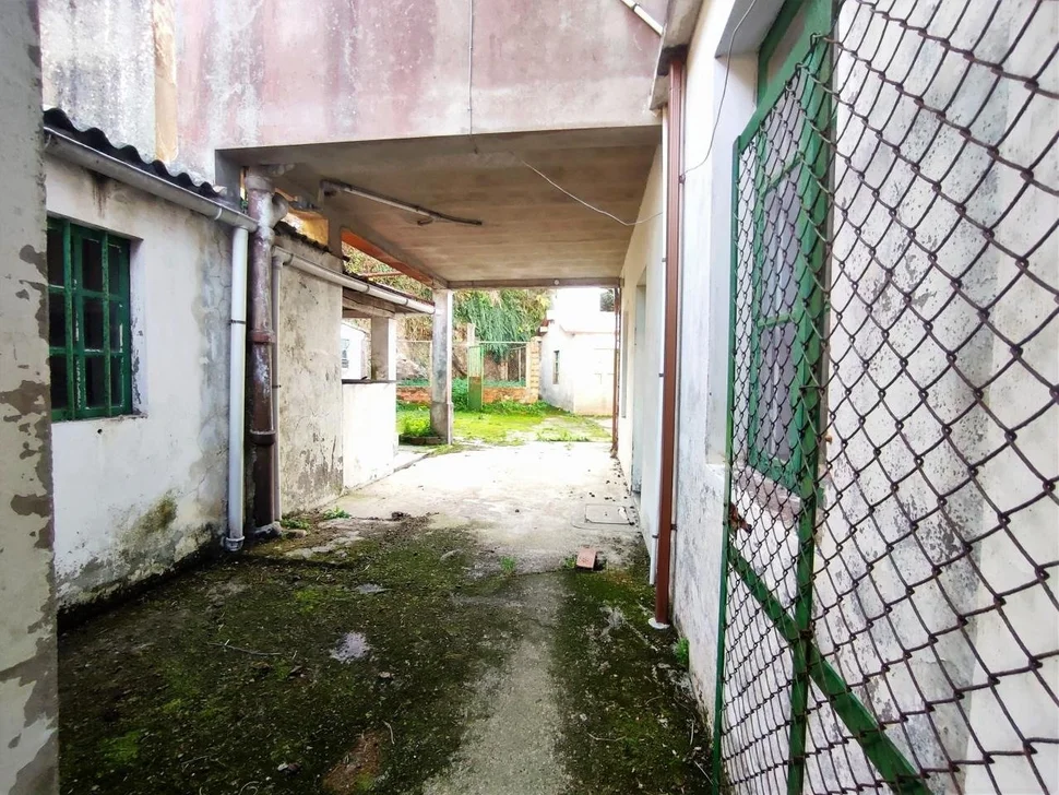 Casa de piedra para rehabilitar con finca , antiguo salón de baile en sillobre, fene