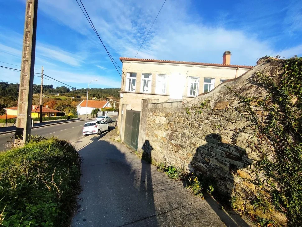 Casa de piedra para rehabilitar con finca , antiguo salón de baile en sillobre, fene