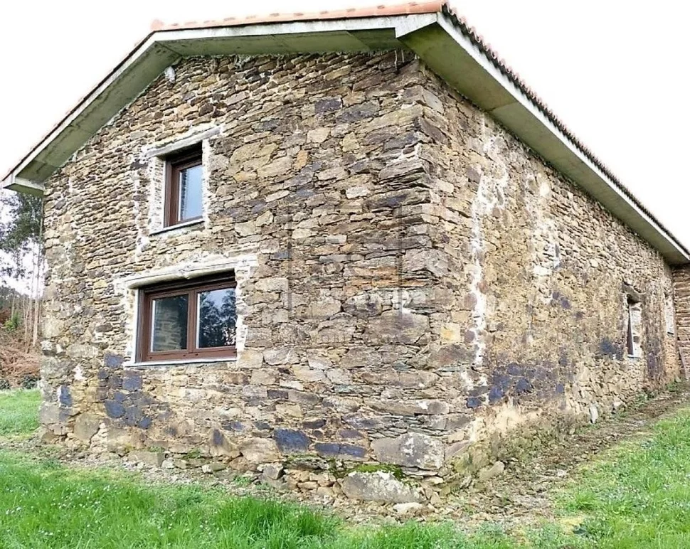 Casa de piedra en proceso de restauración interior