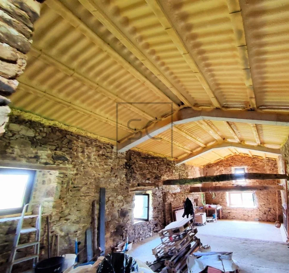 Casa de piedra en proceso de restauración interior
