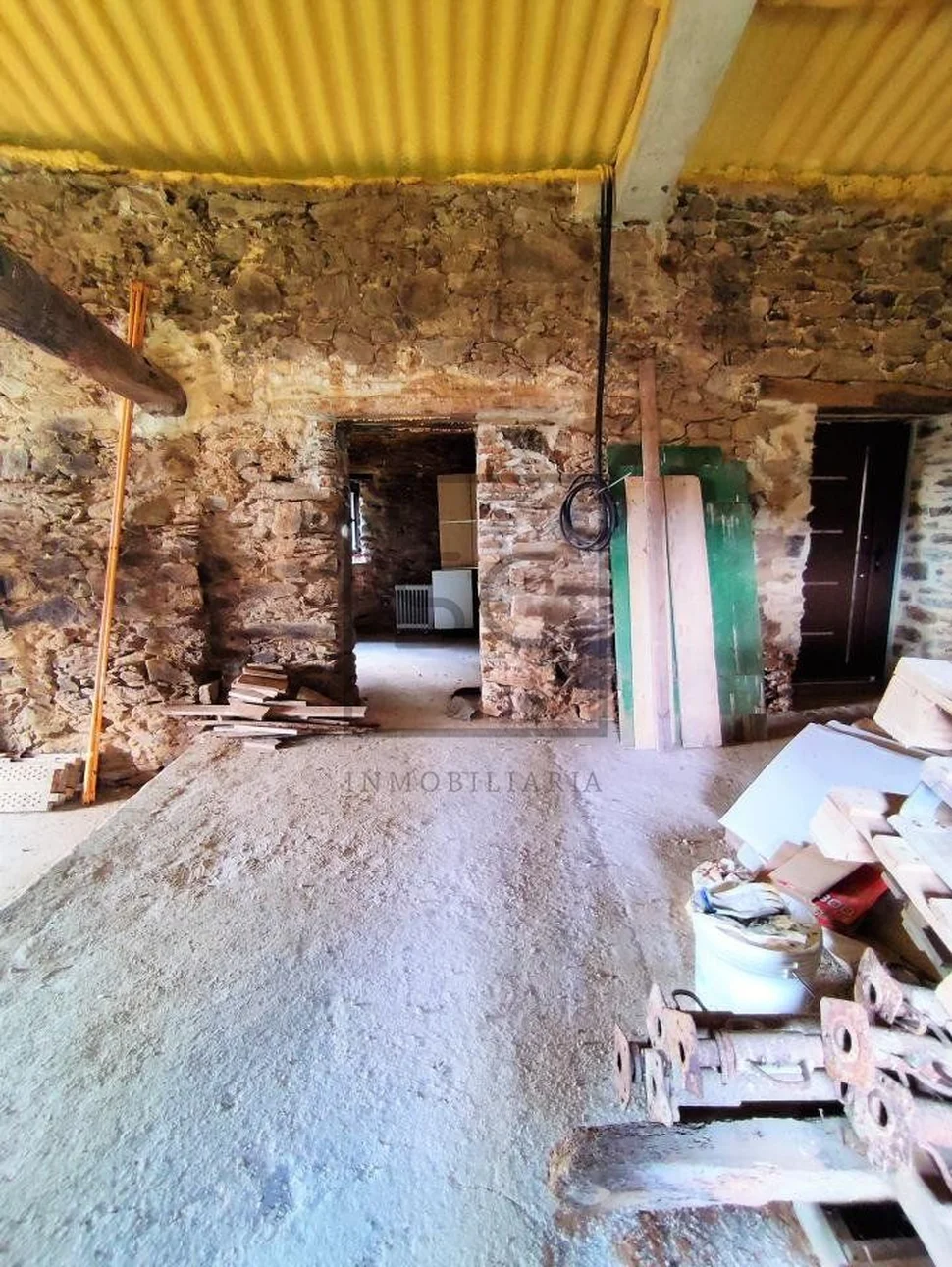 Casa de piedra en proceso de restauración interior