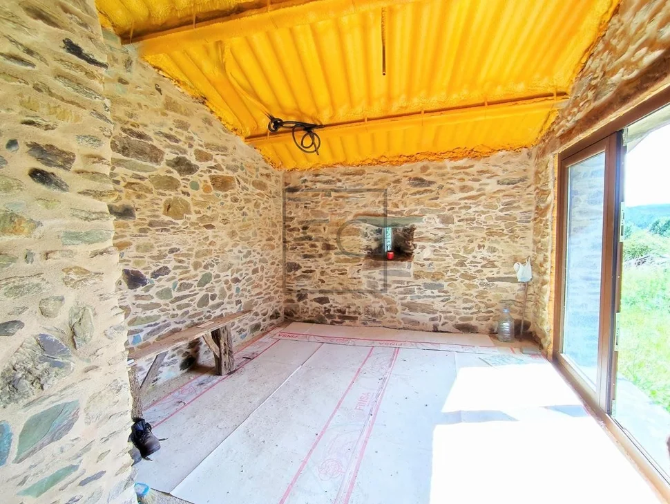 Casa de piedra en proceso de restauración interior