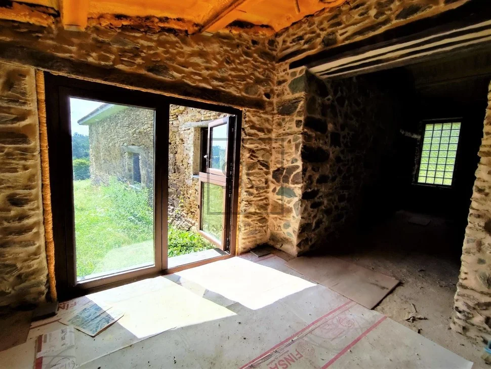 Casa de piedra en proceso de restauración interior