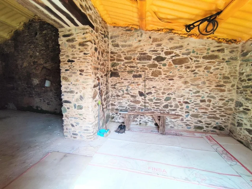 Casa de piedra en proceso de restauración interior