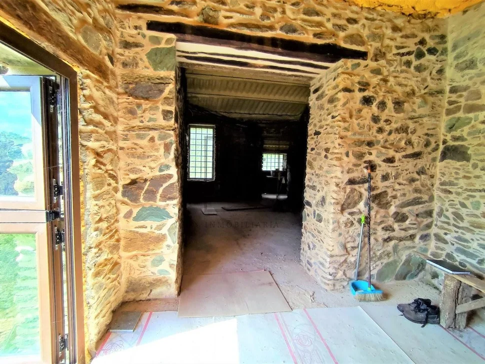 Casa de piedra en proceso de restauración interior