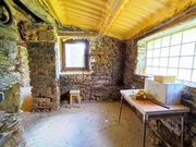 Casa de piedra en proceso de restauración interior