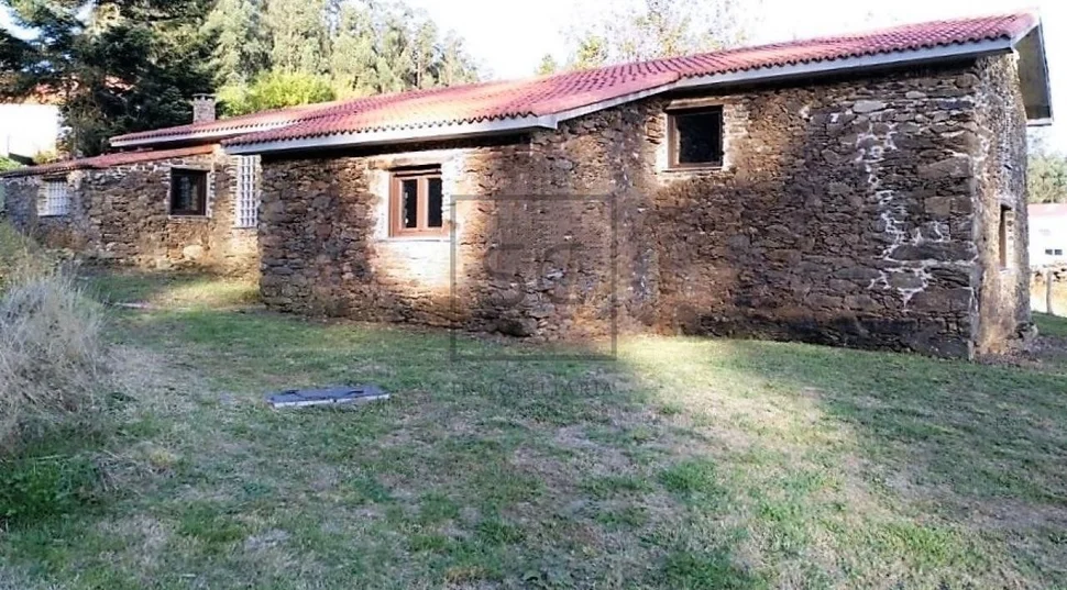 Casa de piedra en proceso de restauración interior