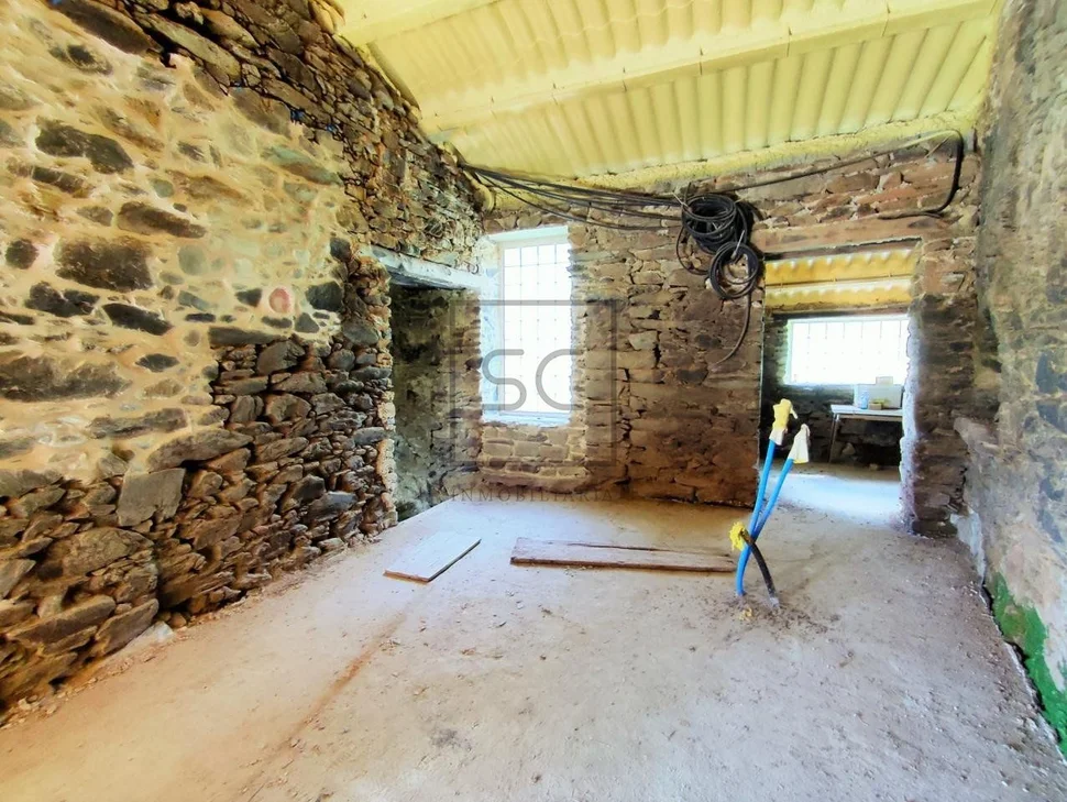 Casa de piedra en proceso de restauración interior