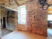 Casa de piedra en proceso de restauración interior