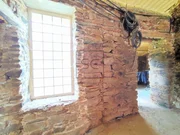 Casa de piedra en proceso de restauración interior