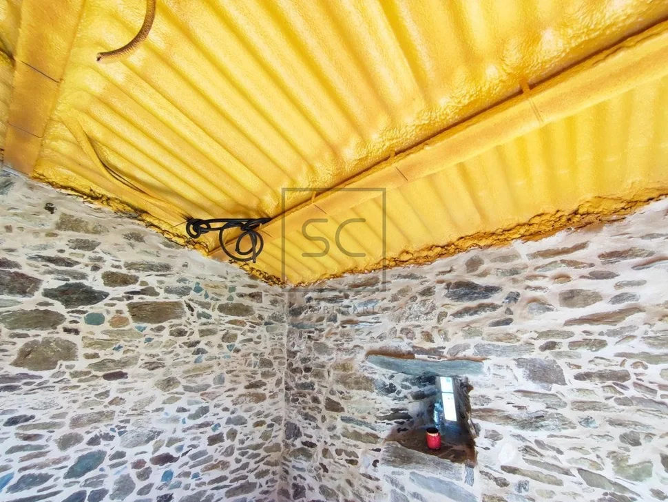 Casa de piedra en proceso de restauración interior