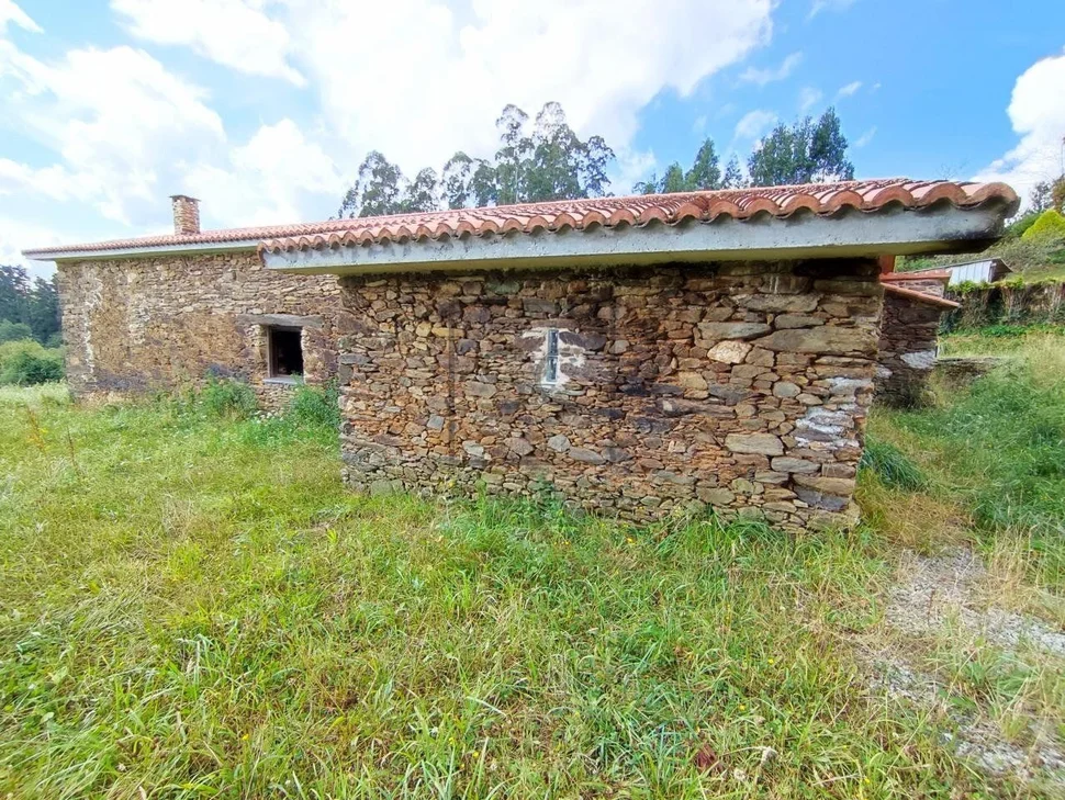 Casa de piedra en proceso de restauración interior