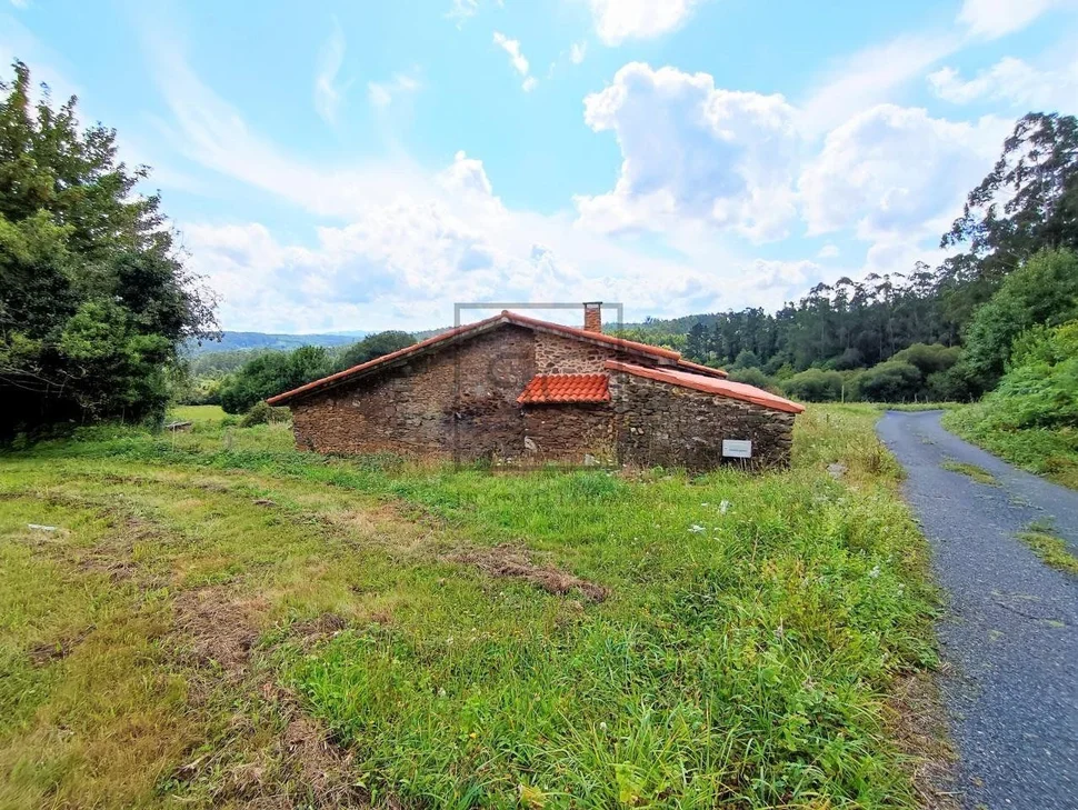 Casa de piedra en proceso de restauración interior